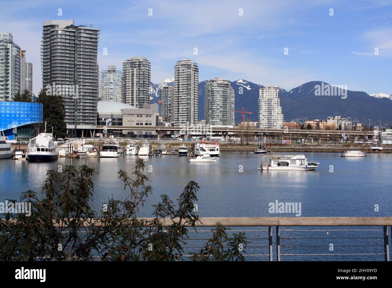 Blick auf Yachten und Segelboote in False Creek, in Vancouver, British Columbia, Kanada Stockfoto