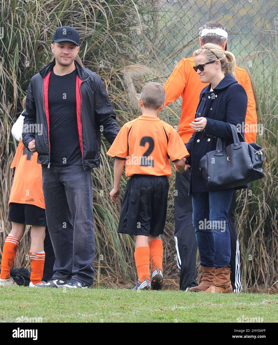 Ryan Phillippe (links) und Reese Witherspoon beobachten ihren Sohn Deacons Fußballspiel Stockfoto