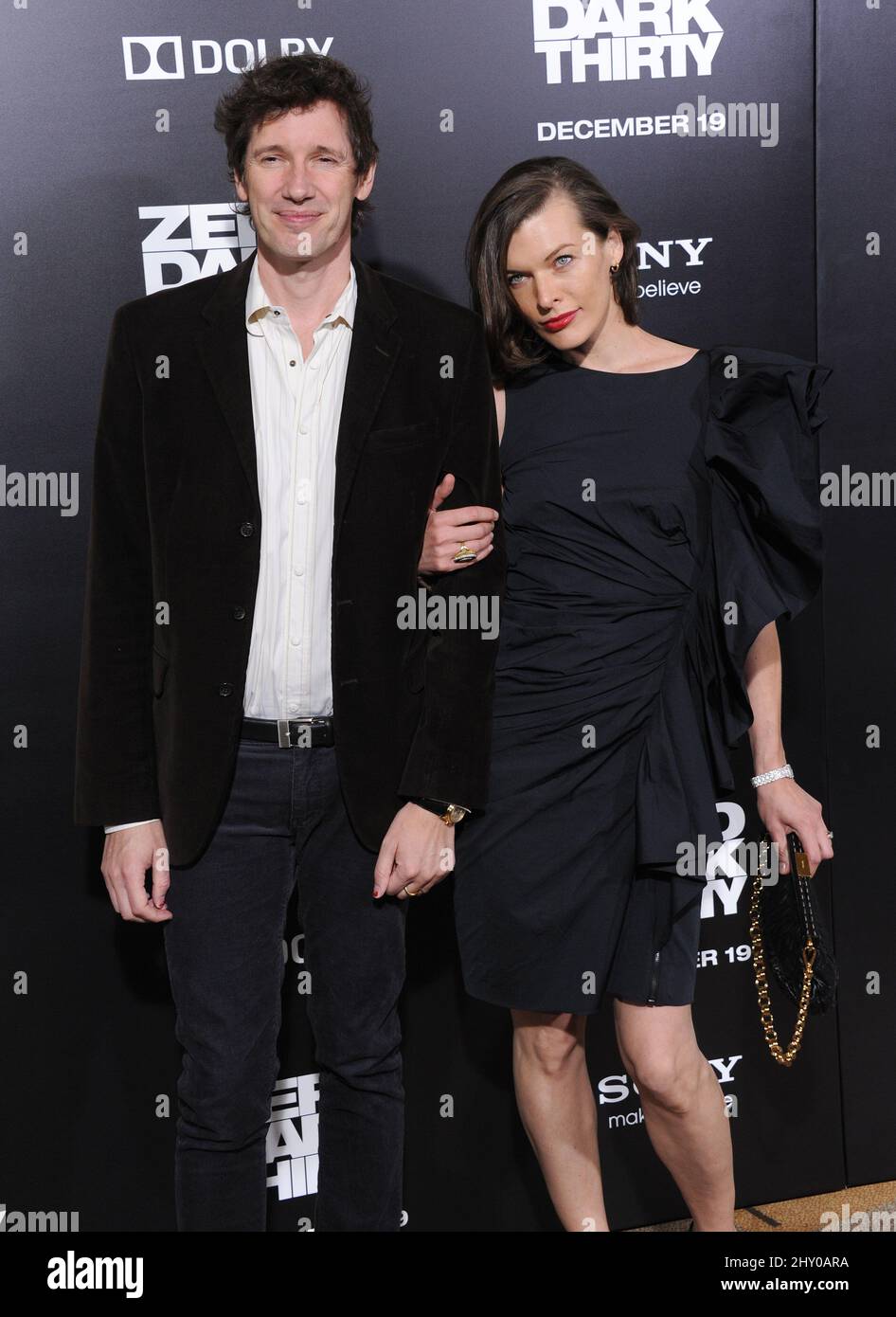 Milla Jovovovich & Paul W. S. Anderson bei der Premiere von 'Zero Dark Thirty' in Hollywood, Kalifornien. Stockfoto