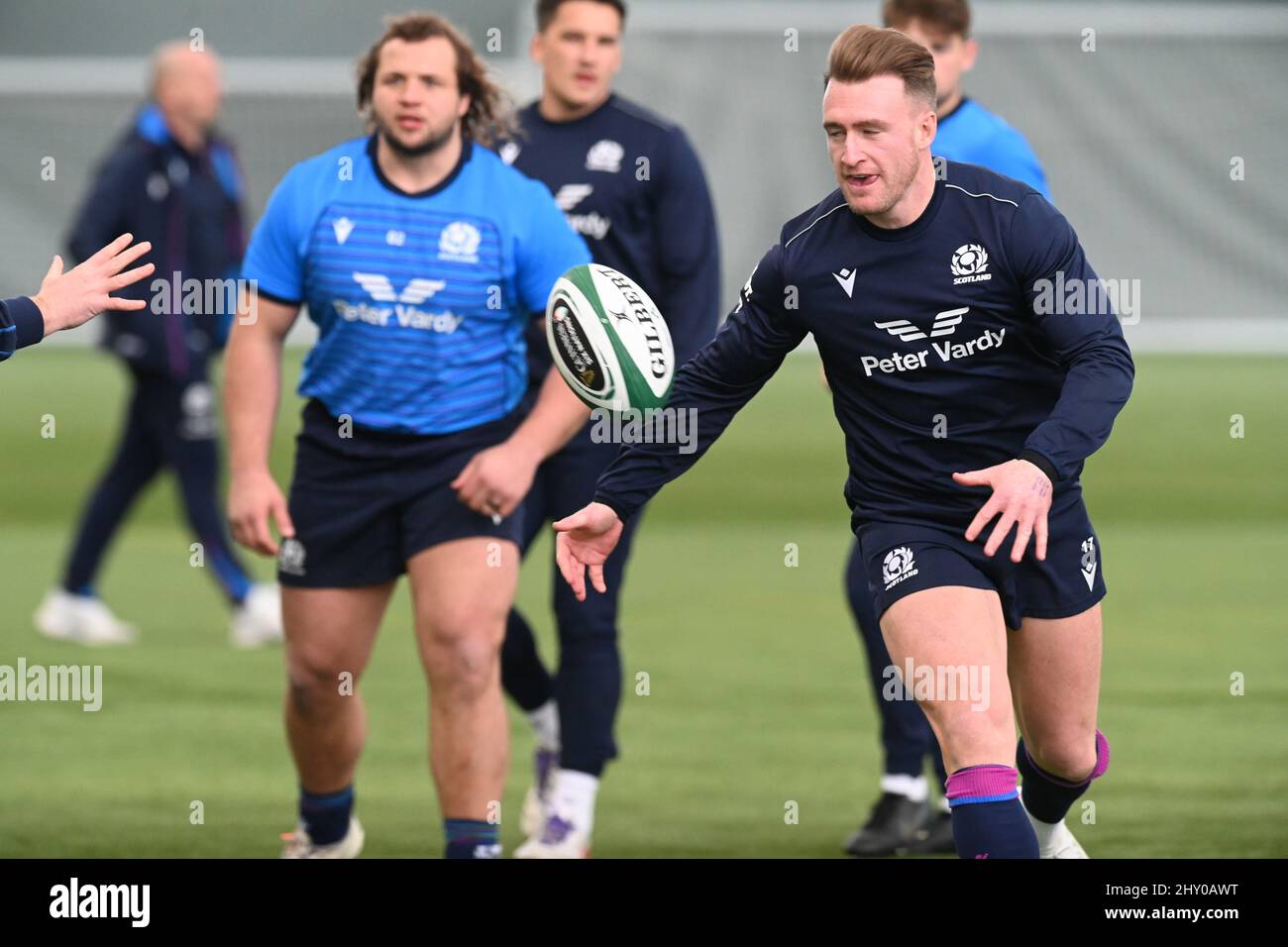 Oriam Sports Centre Edinburgh.Schottland.Großbritannien. 14.. März 22. Guinness Six Nations. Schottlands Pierre Schoeman & Captain, Stuart Hogg Trainingseinheit für das Irland-Match. Kredit: eric mccowat/Alamy Live Nachrichten Stockfoto