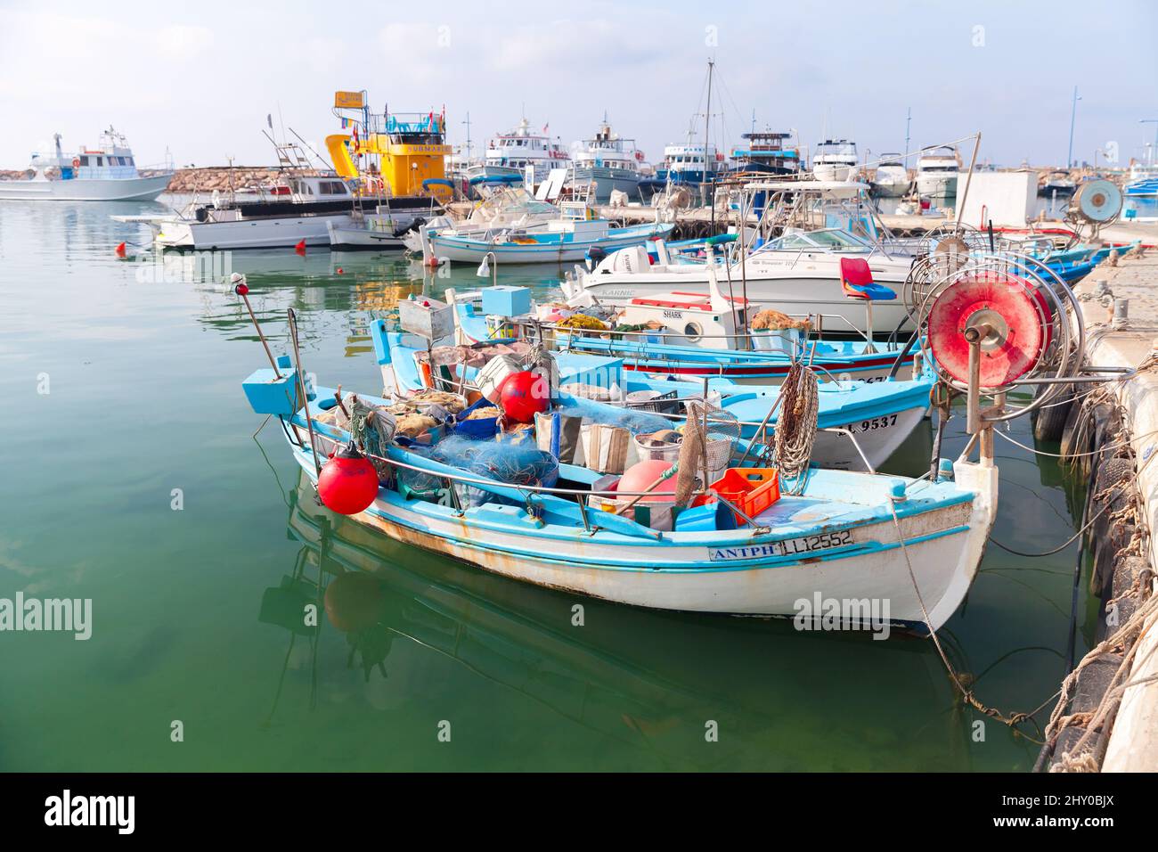 Ayia Napa, Zypern - 16. Juni 2018: Traditionelle griechische kleine Fischerboote, die an einem sonnigen Sommertag im Hafen festmachen Stockfoto