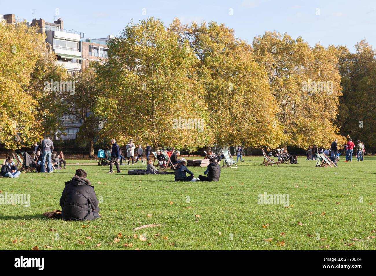 London, Großbritannien - 29. Oktober 2017: An einem sonnigen Tag ruhen sich die Menschen im St James Park aus Stockfoto