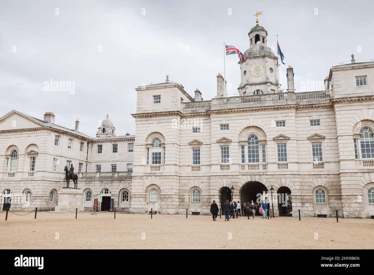 London, Großbritannien - 29. Oktober 2017: Touristen spazieren auf dem Platz der Horse Guards, einem historischen Gebäude in der City of Westminster Stockfoto