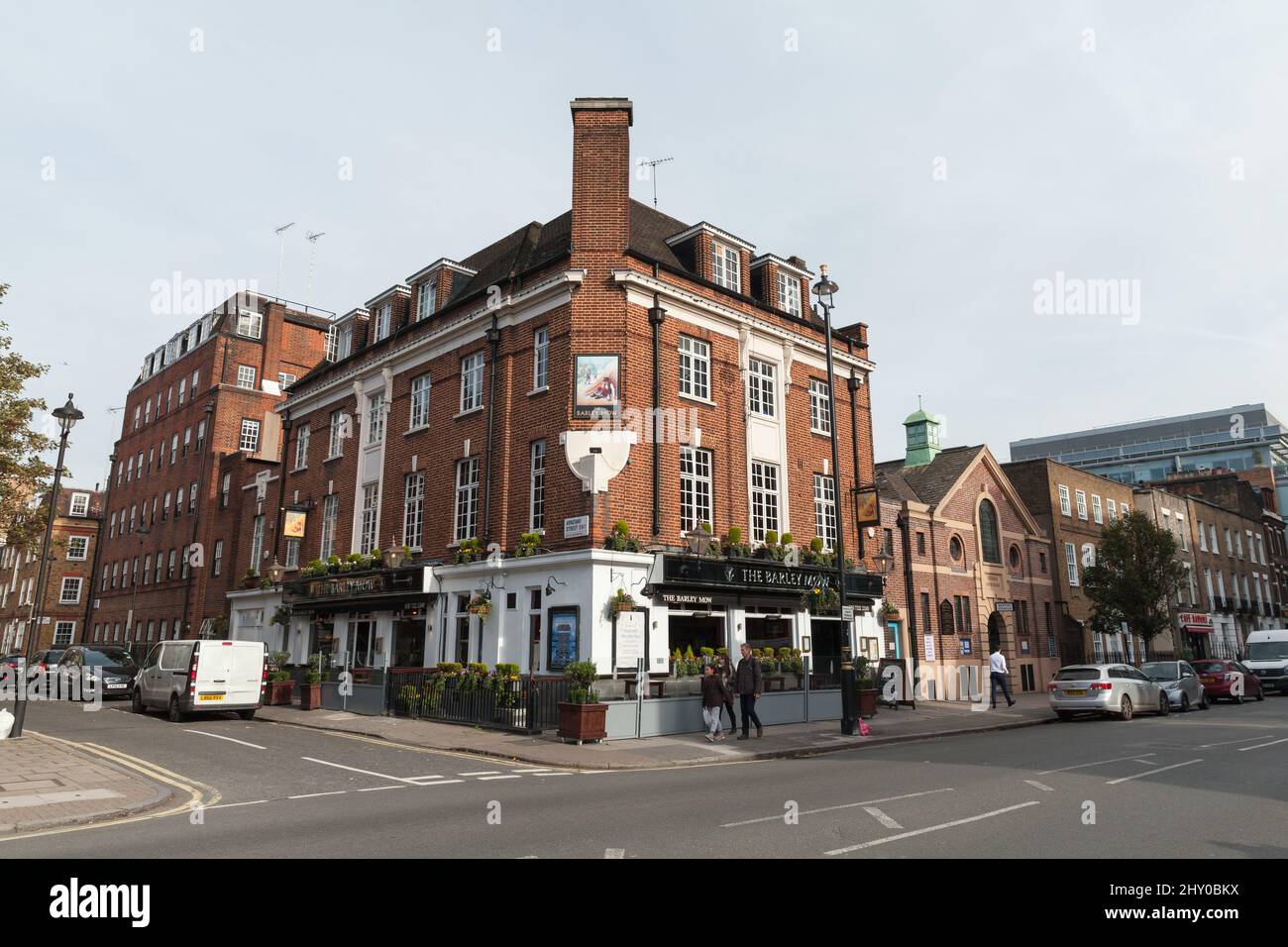 London, Großbritannien - 29. Oktober 2017: Blick auf die Straße von London, Menschen gehen in der Nähe des Barley Mow Pub Stockfoto