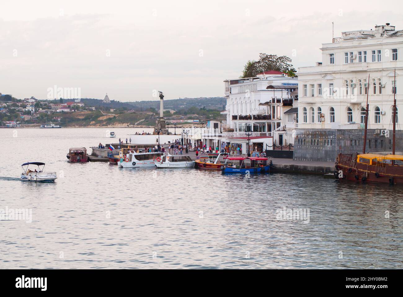 Sewastopol, Krim - 5. März 2018: Küstenansicht Sewastopols mit den Wanderern und den Booten, der Artillerierebucht Stockfoto