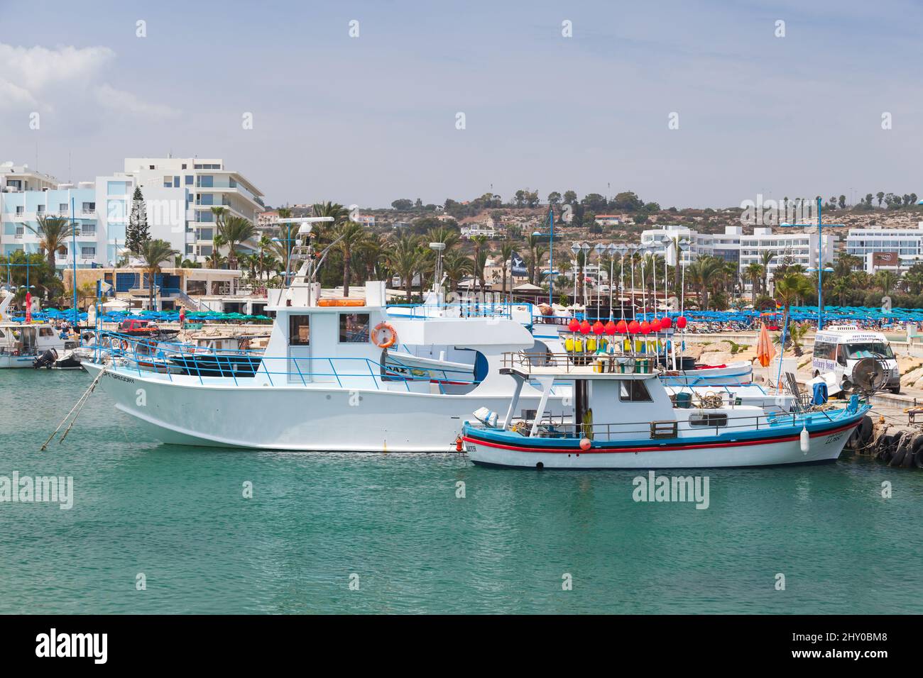 Ayia Napa, Zypern - 12. Juni 2018: Blick auf den Yachthafen von Agia Napa mit kleinen Fischerbooten Stockfoto