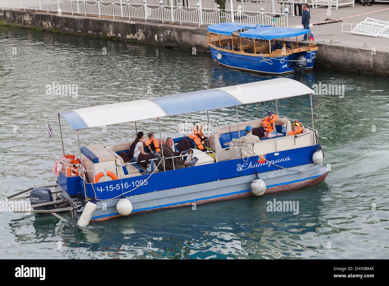Sewastopol, Krim - 5. März 2018: Das kleine Touristenboot mit den Passagieren fährt die Sewastopoler Bucht Stockfoto