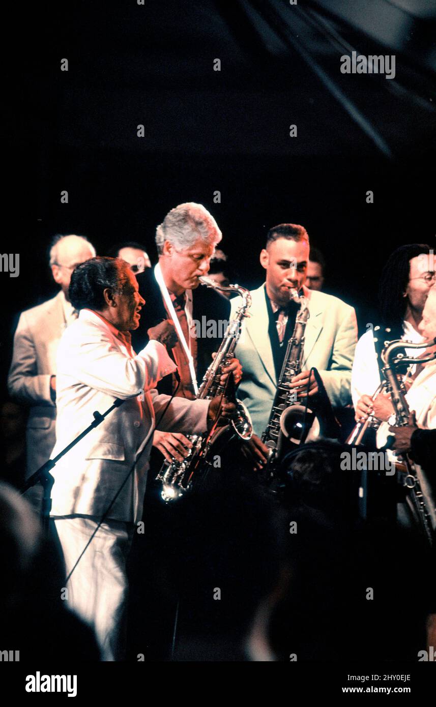 US-Präsident Bill Clinton, links in der Mitte, spielt sein Saxophon, während er sich mit Jazzmusikern während der Aufnahme der PBS-Serie "in Performance at the White House" am 18. Juni 1993 auf dem South Lawn des Weißen Hauses in Washington, DC, zusammenkaut. Die Show ist zu Ehren des 40.-jährigen Jubiläums des Newport Jazz Festivals. Kredit: Ron Sachs/CNP Stockfoto