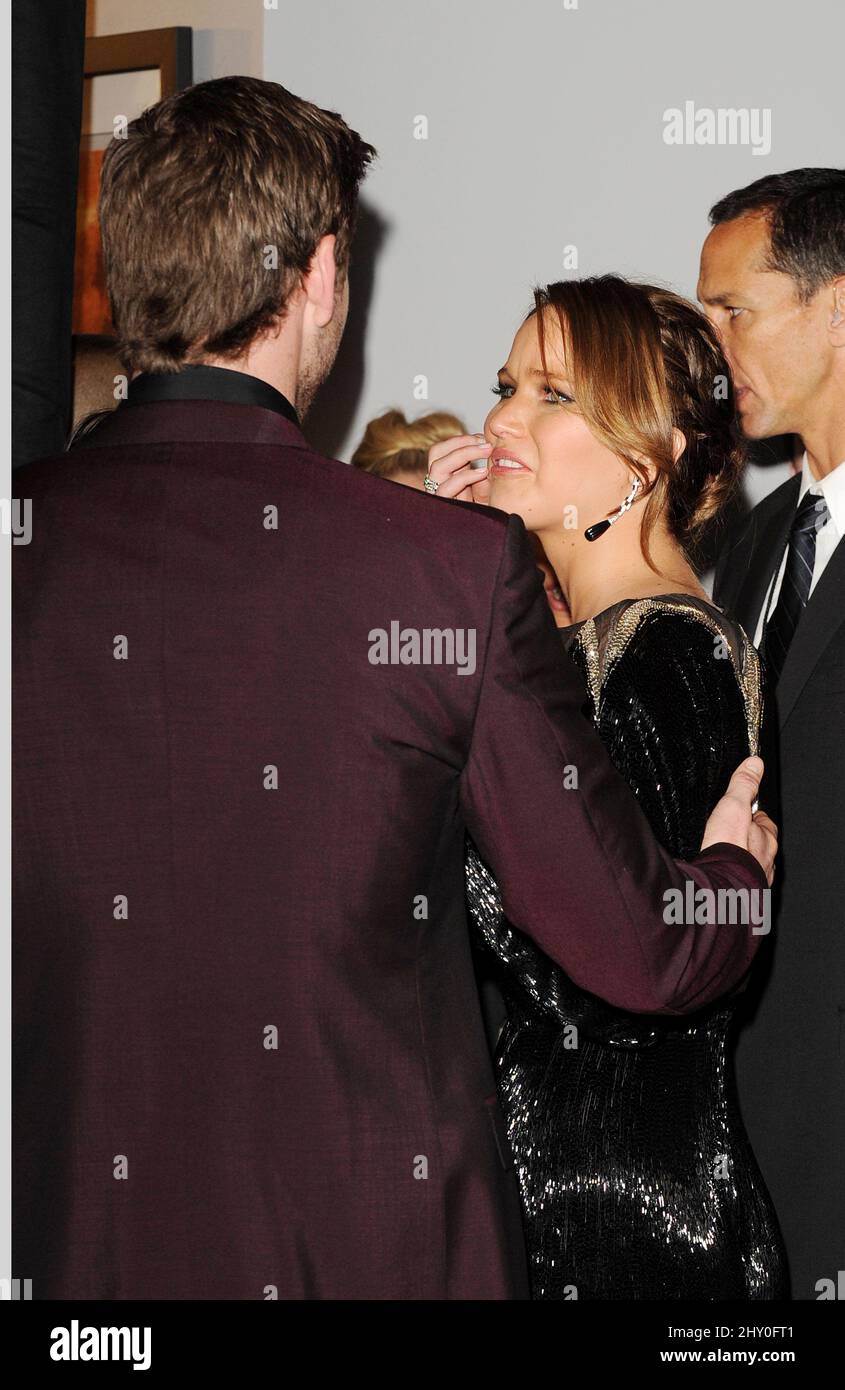Liam Hemsworth und Jennifer Lawrence, Liam schlug sie, als sie ihn während der People's Choice Awards 2013 im Nokia Theater in Los Angeles, Kalifornien, im Presseraum umarmte Stockfoto