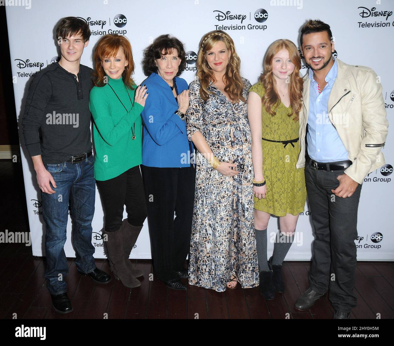 Justin Prentice, Reba McEntire, Lily Tomlin, Sara Rue, Juliette Angelo und Jai Rodriguez bei der Ankunft für die Disney ABC Television Group - 2013 TCA Winter Press Tour im Langham Huntington Hotel, Pasadena, Kalifornien. Stockfoto