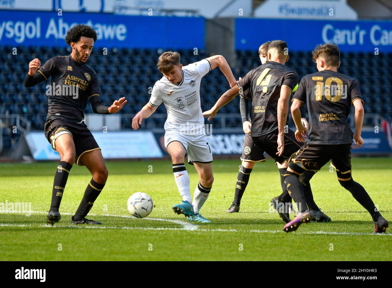 Swansea, Wales. 14. März 2022. Ben Lloyd von Swansea City unter 23s Jahren wurde während des Spiels der Professional Development League zwischen Swansea City unter 23s und Queens Park Rangers unter 23s Jahren am 14. März 2022 im Swansea.com Stadium in Swansea, Wales, Großbritannien, von mehreren QPR-Spielern unter Druck gesetzt. Quelle: Duncan Thomas/Majestic Media. Kredit: Majestic Media Ltd/Alamy Live Nachrichten Stockfoto