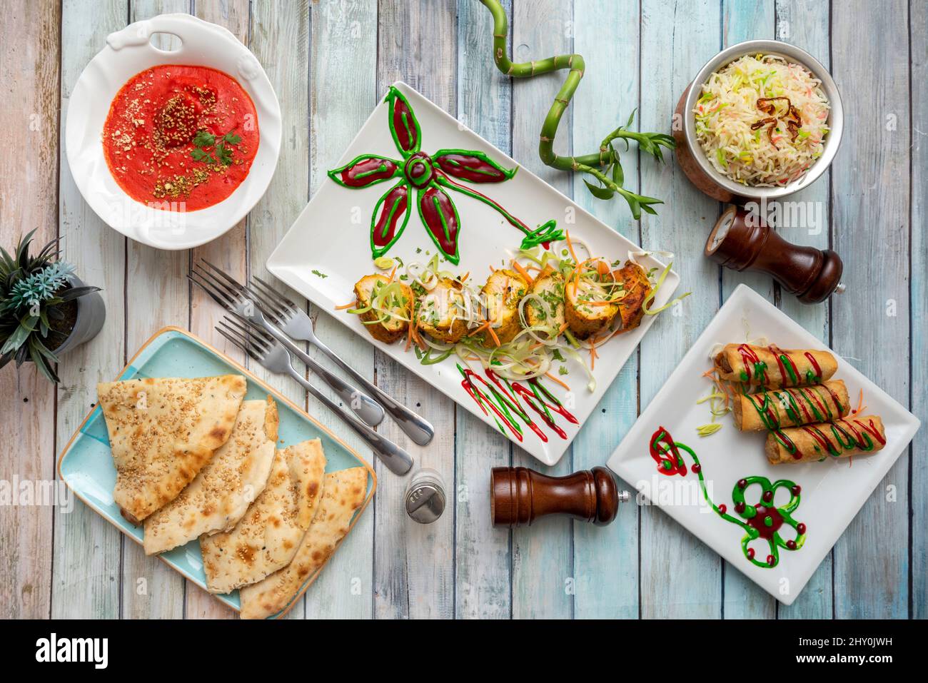 Indisches Essen, Basmati-Reis, Pilau-Reis, Knoblauchnaan, Käserollen ... Indisches Essen, Basmati-Reis, Pilau-Reis, Knoblauchnaan, Käserollen ...