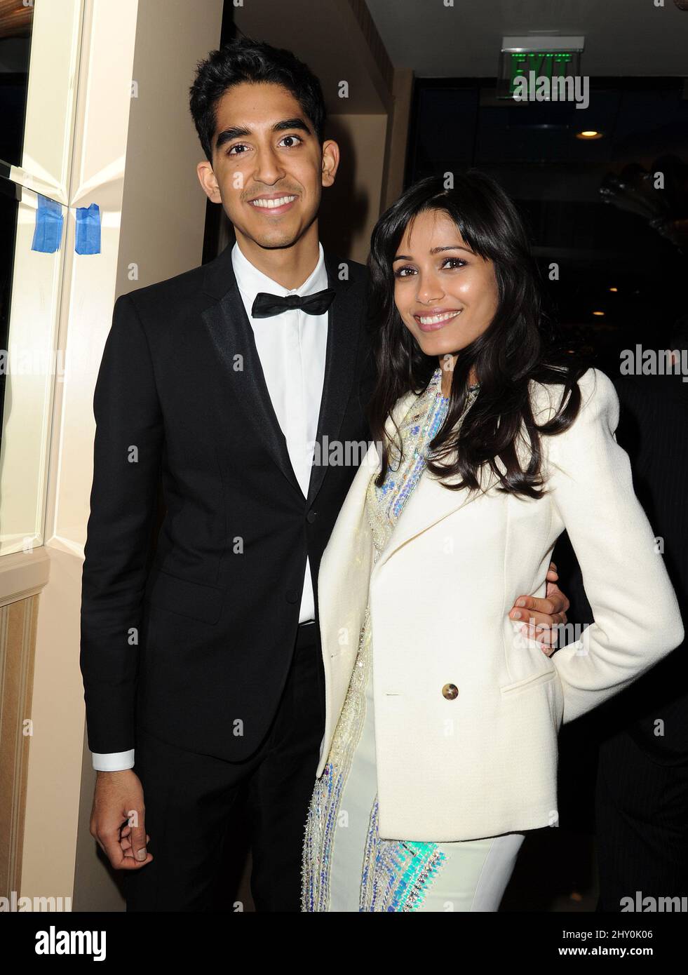 Dev Patel und Freida Pinto verlassen die 2013 im Beverly Hilton Hotel in Los Angeles, USA, stattfindende InStyle and Warner Bros Golden Globe After Party. Stockfoto