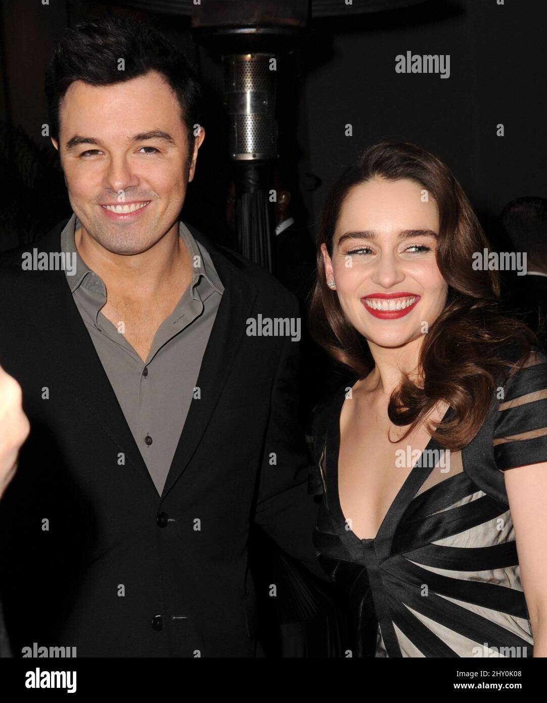 Seth MacFarlane und Emilia Clarke verlassen die InStyle and Warner Bros Golden Globe After Party 2013 im Beverly Hilton Hotel in Los Angeles, USA. Stockfoto