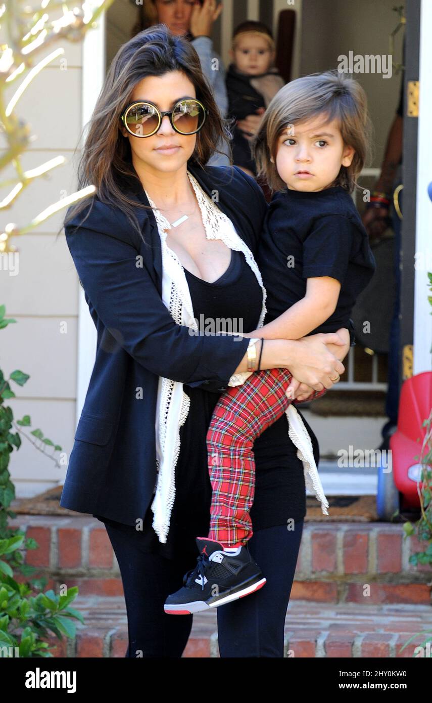 Kourtney Kardashian und Sohn Mason haben in Los Angeles, USA, eine „Mummy and Me“-Klasse besucht. Stockfoto
