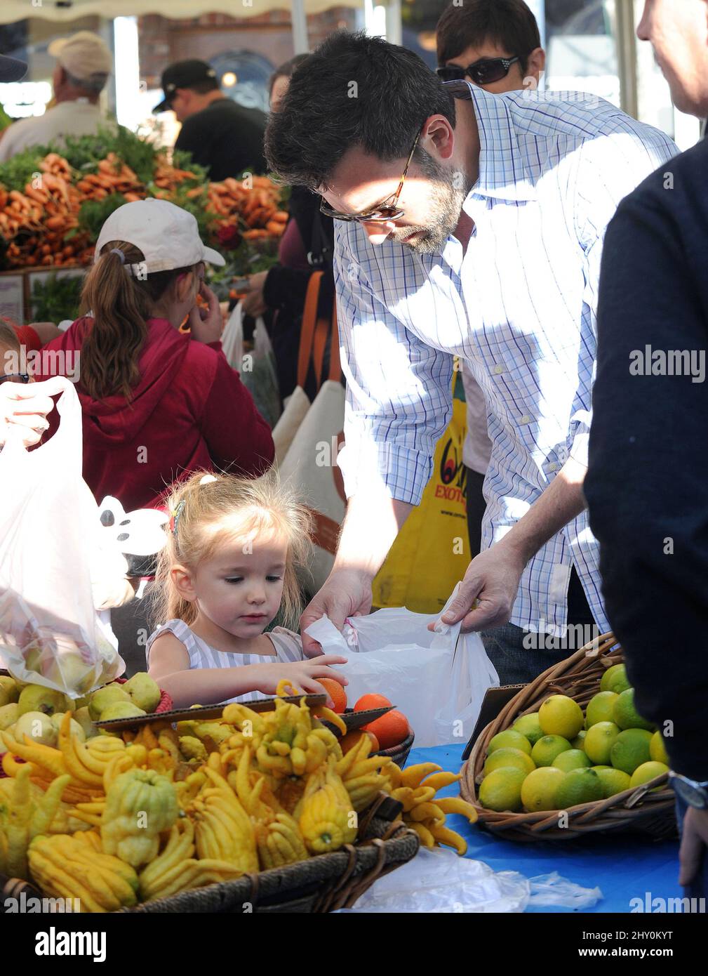 Ben Affleck und seine Töchter Violet und Seraphina gehen auf den Farmers Market in Santa Monica, Kalifornien. Stockfoto