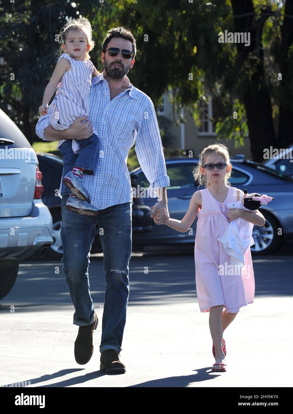 Ben Affleck und seine Töchter Violet und Seraphina gehen auf den Farmers Market in Santa Monica, Kalifornien. Stockfoto