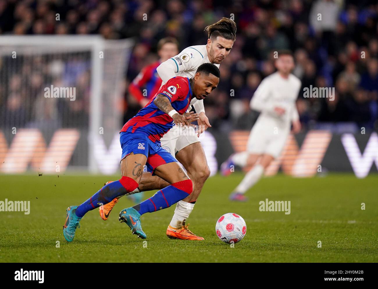 Nathaniel Clyne aus dem Crystal Palace zerstochen mit Jack Grealish aus Manchester City während des Spiels in der Premier League im Selhurst Park, London. Bilddatum: Montag, 14. März 2022. Stockfoto