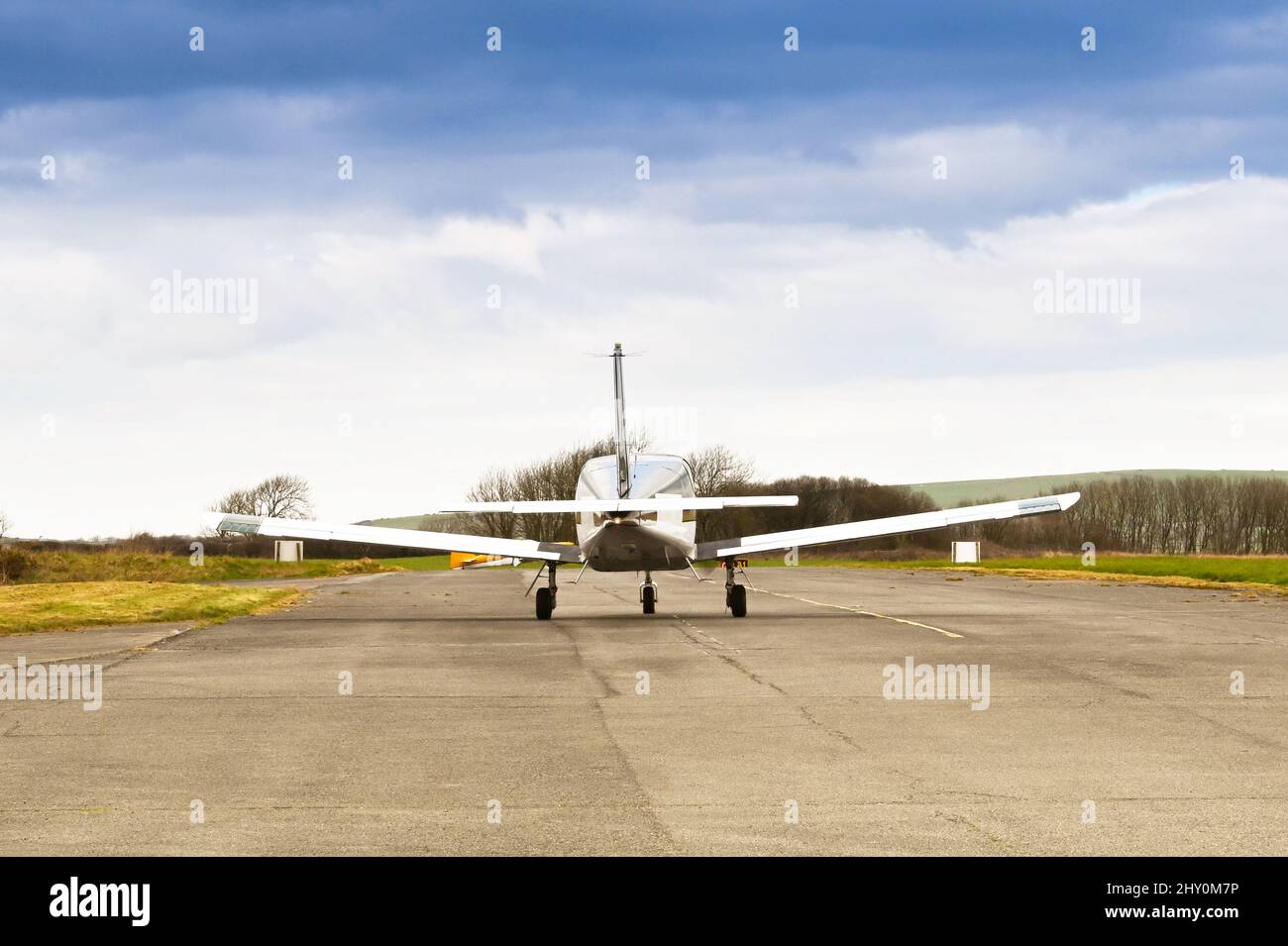 Rückansicht eines einzelnen motorigen privaten Leichtflugzeugs, das zum Start rollt. Keine Personen. Stockfoto