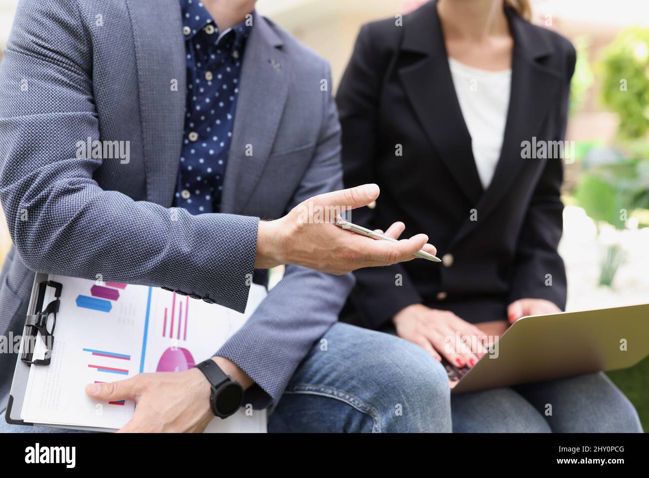 Geschäftspartner besprechen Vertragsbedingungen im Büro des Unternehmens, Geschäftsleute mit Laptop Stockfoto