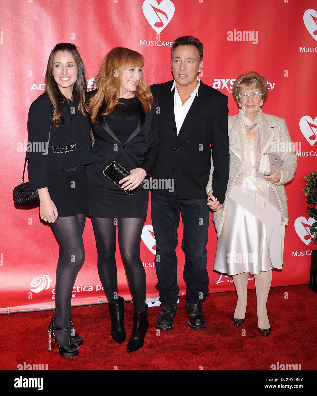 Jessica Springsteen, Patti Scialfa, Bruce Springsteen und Adele Springsteen tritt bei der 2013 MusicCares Person of the Year Gala zu Ehren von Bruce Springsteen auf Stockfoto