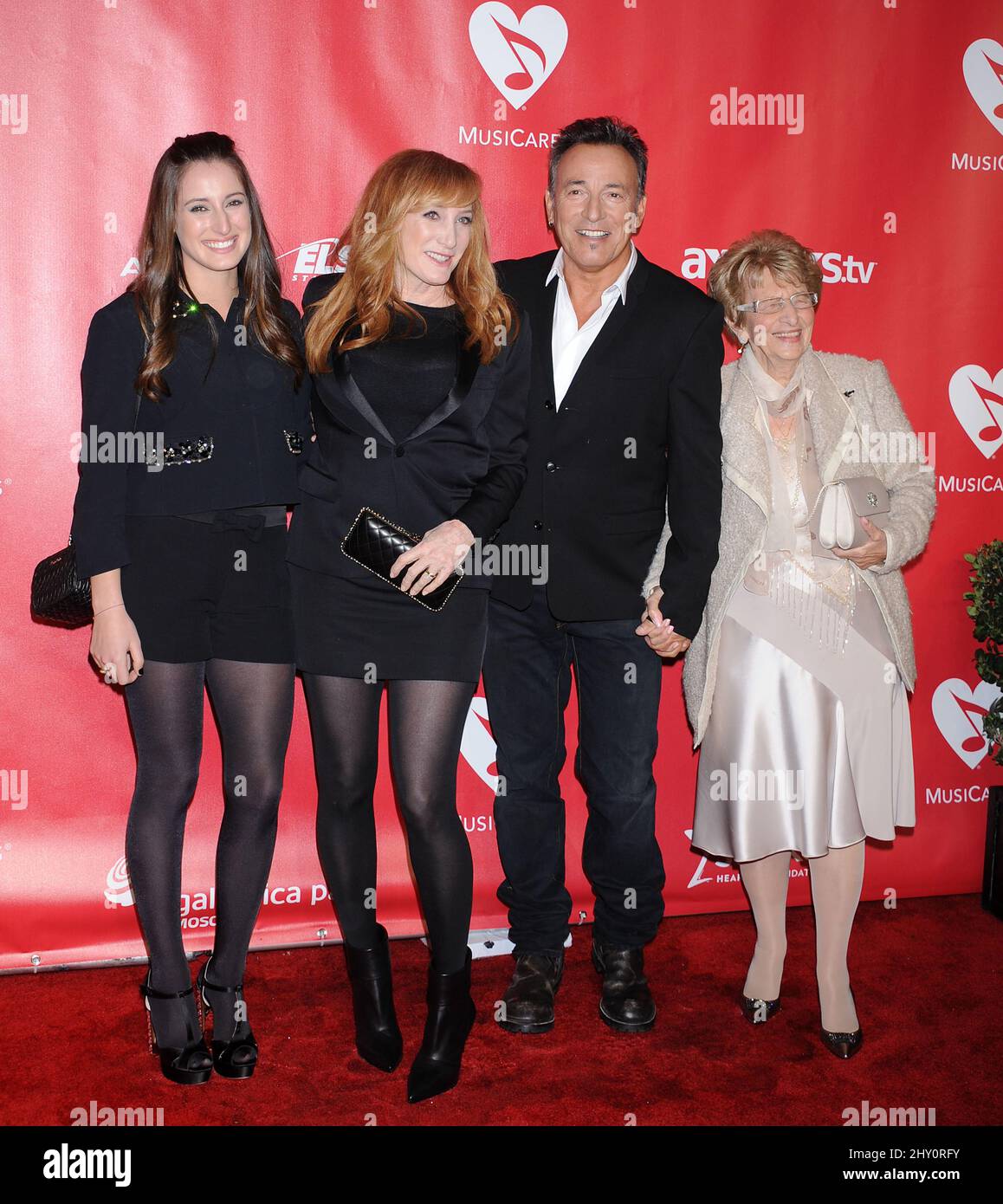 Jessica Springsteen, Patti Scialfa, Bruce Springsteen und Adele Springsteen tritt bei der 2013 MusicCares Person of the Year Gala zu Ehren von Bruce Springsteen auf Stockfoto