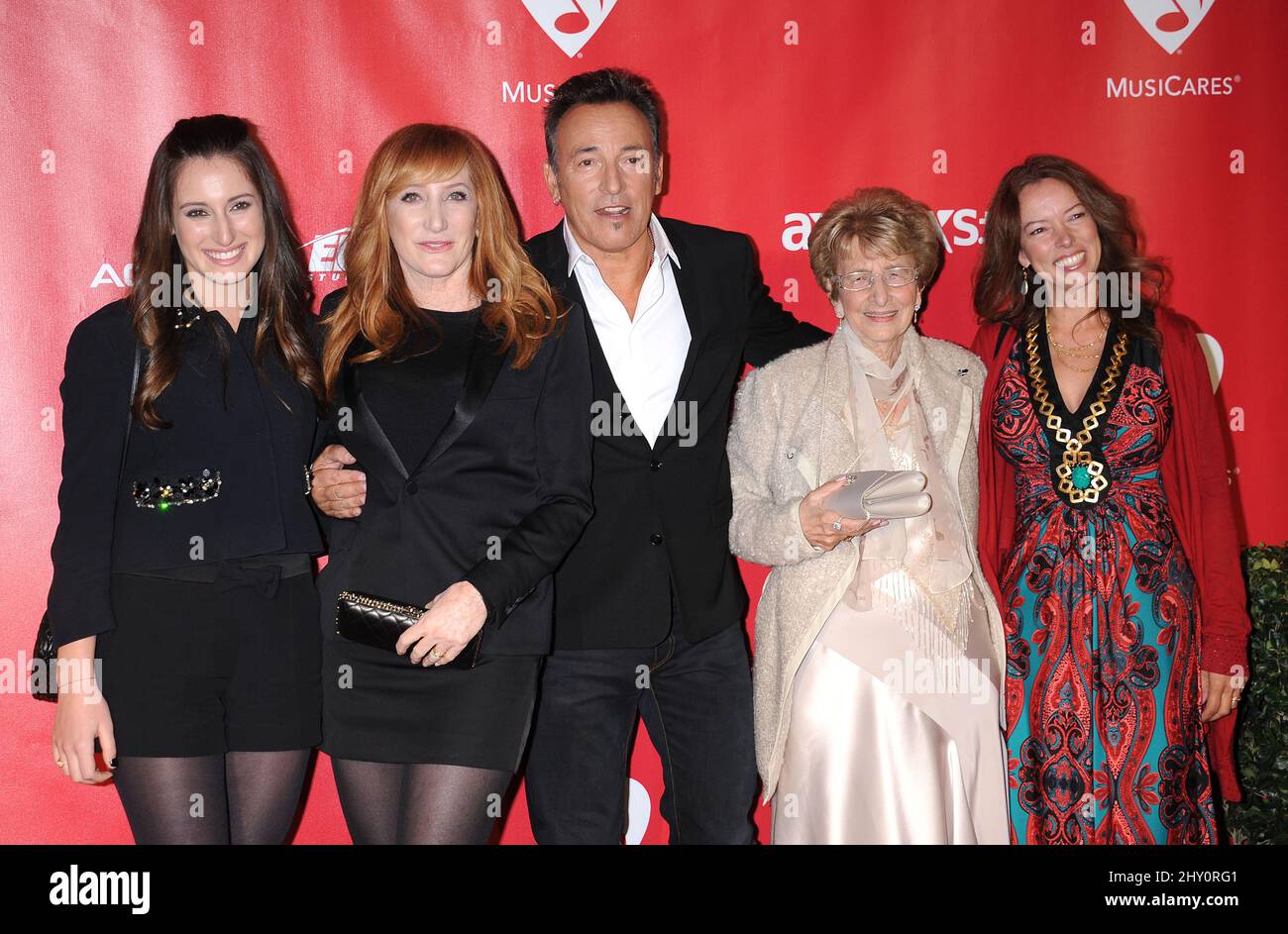 Jessica Springsteen, Patti Scialfa, Bruce Springsteen, Adele Springsteen und Pamela Springsteen tritt bei der 2013 MusicCares Person of the Year Gala zu Ehren von Bruce Springsteen auf Stockfoto