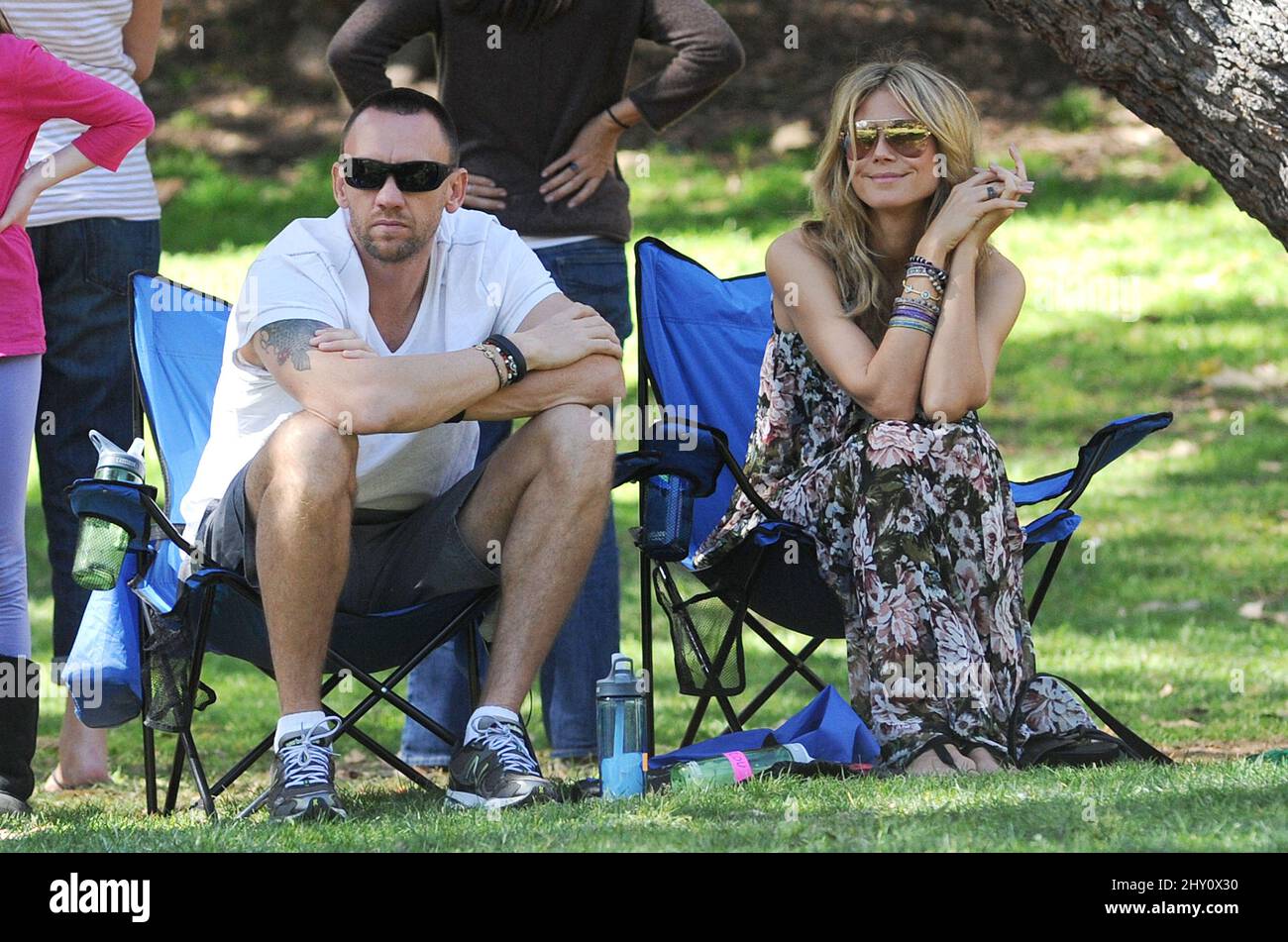 Heidi Klum und Freund Martin Kristen sahen die Kinder beim Fußballspielen in einem Park in Los Angeles, USA. Stockfoto