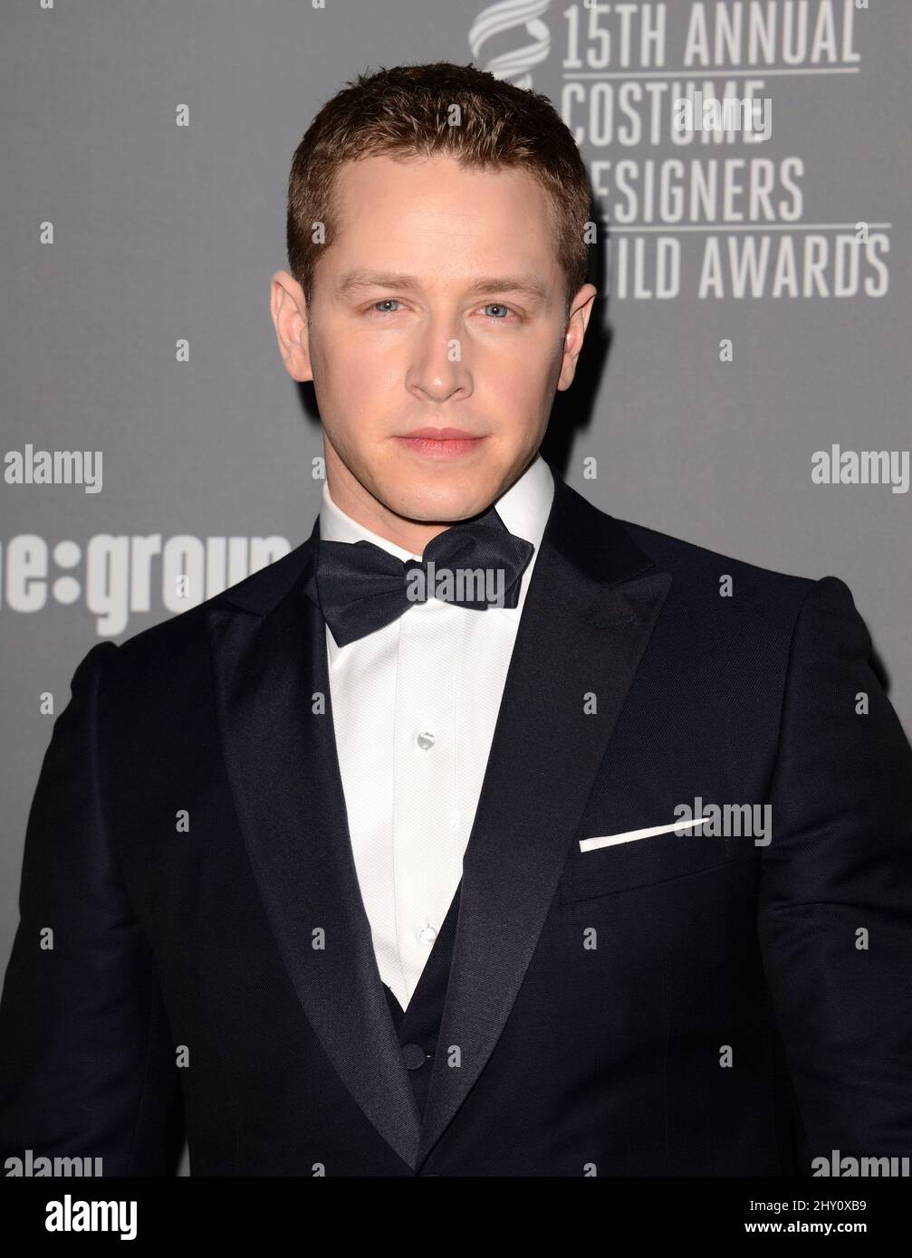 Josh Dallas nimmt an den jährlichen Costume Designers Guild Awards 15. im Beverly Hilton Hotel International Ballroom in Los Angeles, Kalifornien, Teil. Stockfoto