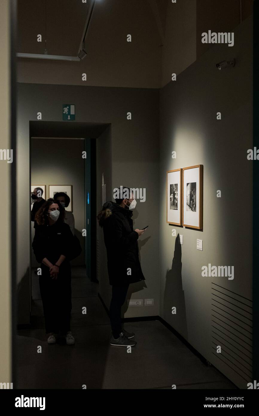 Besucher der Ausstellung in Turin über die Fotografin Vivian Maier Stockfoto