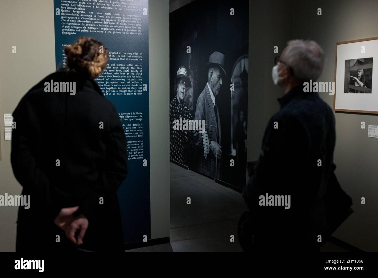 Besucher der Ausstellung in Turin über die Fotografin Vivian Maier Stockfoto