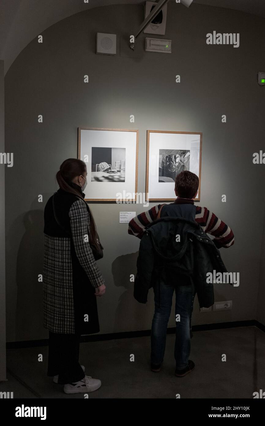 Besucher der Ausstellung in Turin über die Fotografin Vivian Mier Stockfoto