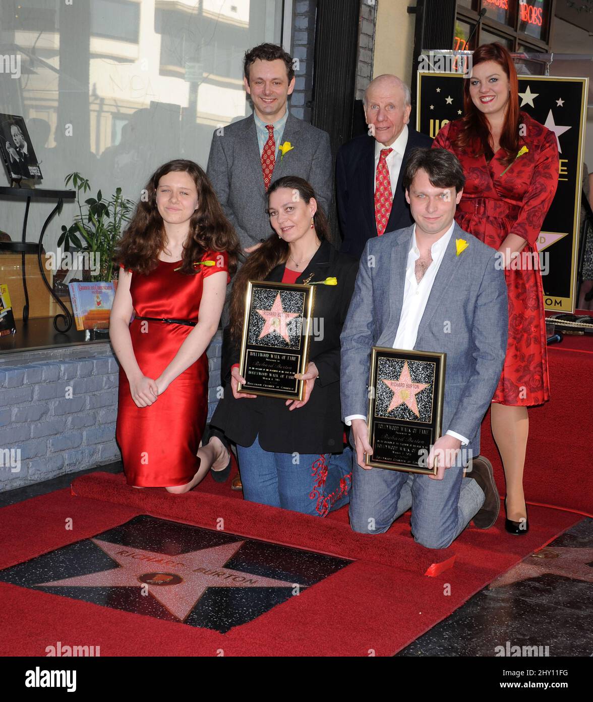 Michael Sheen, David Rowe-Beddoe, Charlotte Ritchie, Maria Burton, Morgan Ritchie im Bild, als Richard Burton auf dem Hollywood Walk of Fame mit einem Star geehrt wird Stockfoto