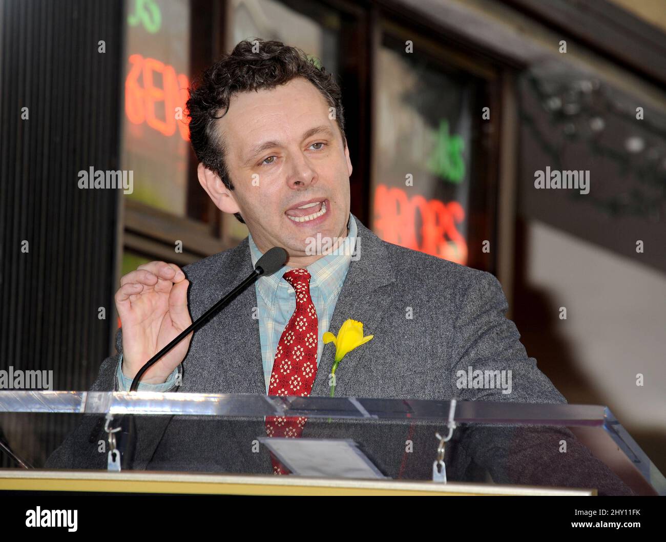 Michael Sheen, der als Richard Burton dargestellt wird, wird auf dem Hollywood Walk of Fame mit einem Stern geehrt Stockfoto