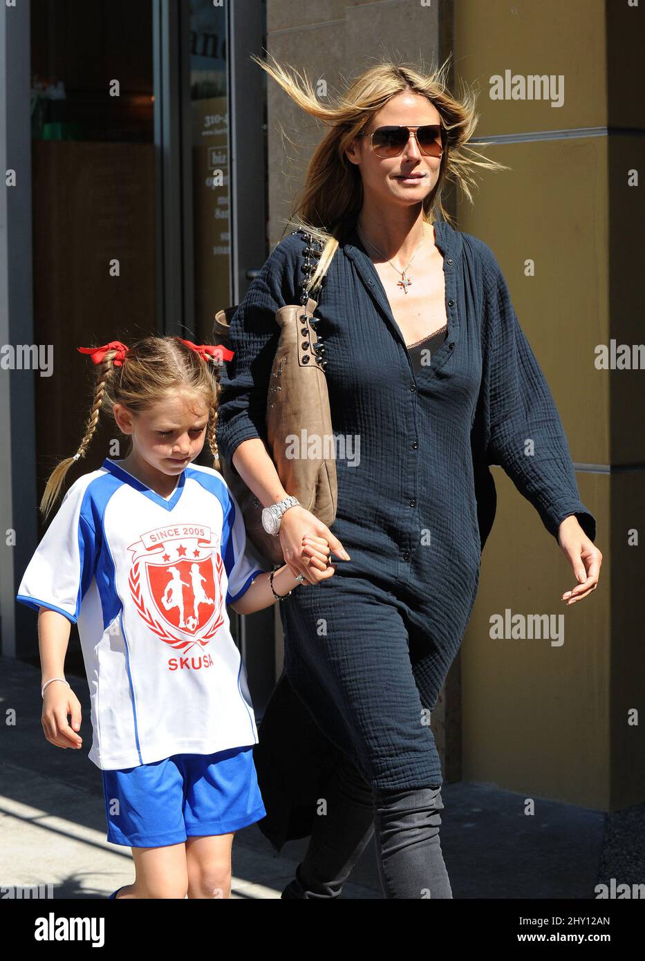 Heidi Klum und Tochter Leni im Park in Los Angeles, USA. Stockfoto