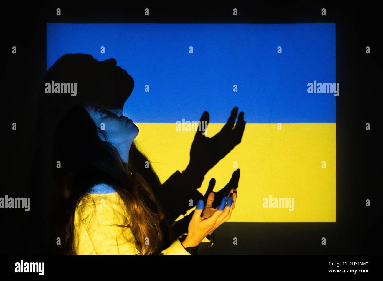 Projektion der ukrainischen Flagge auf das Gesicht der Frau Stockfoto