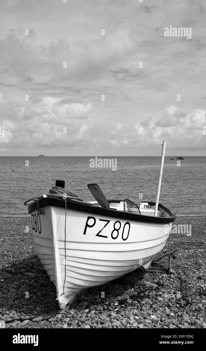 Kleines Boot auf einem Kiesstrand in schwarz und weiß keine Menschen niemand Stockfoto