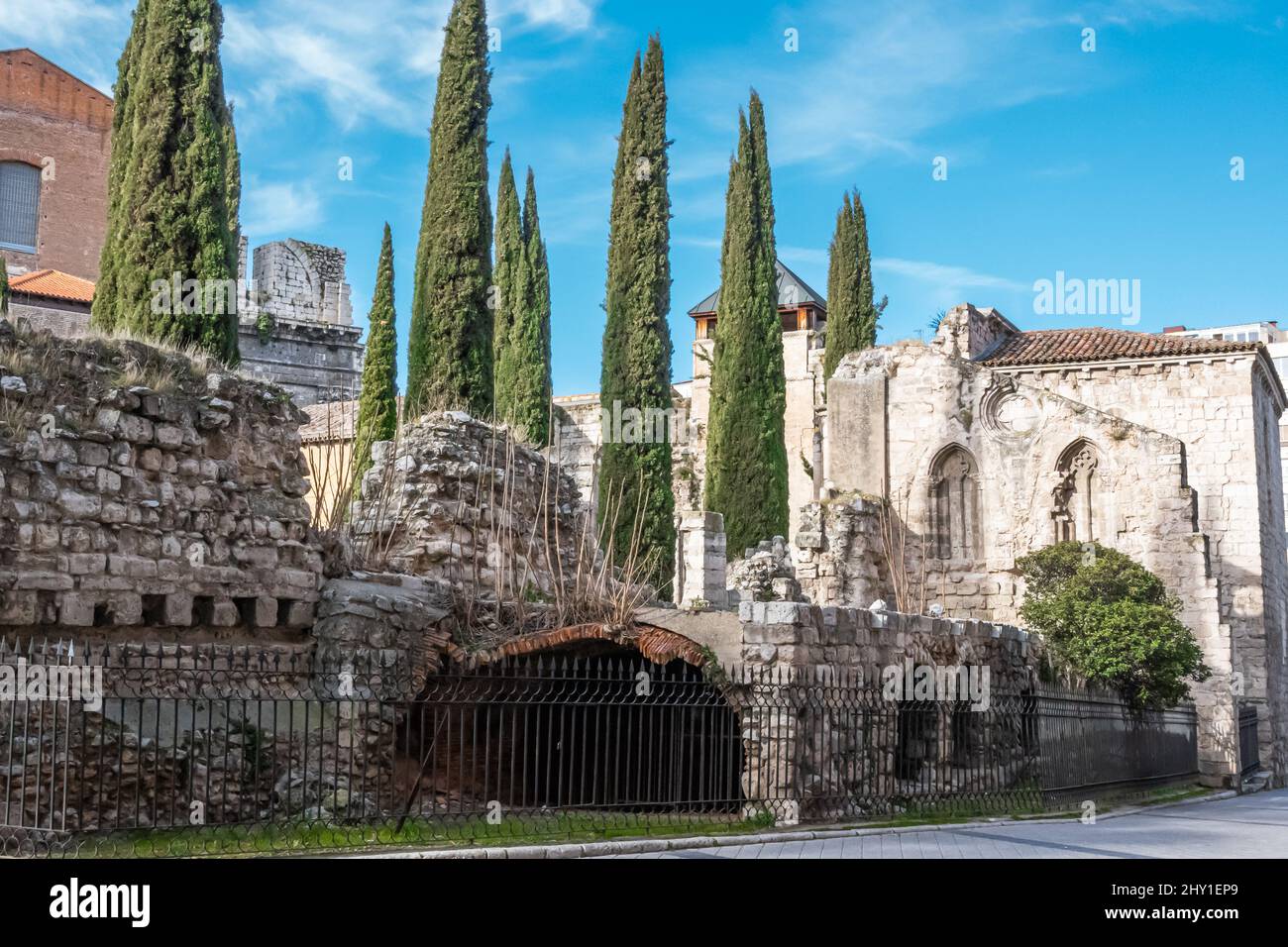 Ruinen der Stiftskirche Santa Maria la Mayor, die an die Kathedrale von Valladolid, Spanien, angeschlossen ist Stockfoto