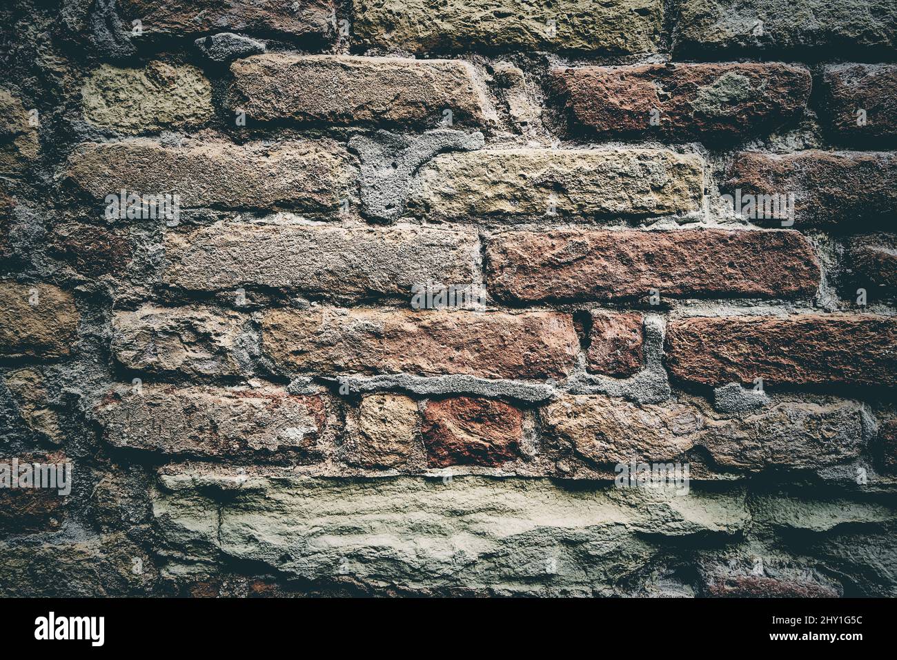 Alte Backsteinmauer, grunge Hintergrund. Platz für Text kopieren. Abgeschwächt Stockfoto