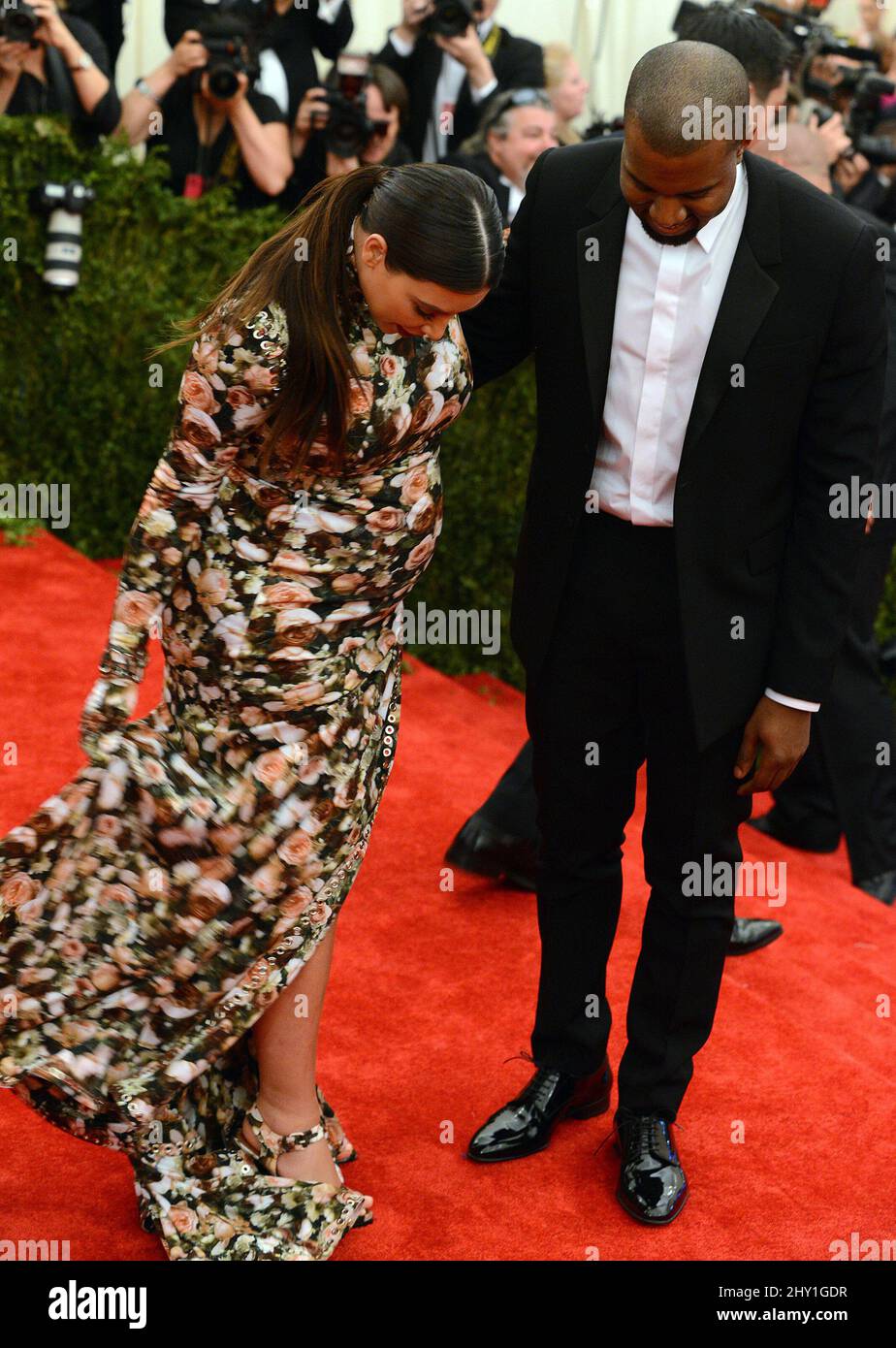 Kim Kardashian, Kanye West bei der Costume Institute Benefit Gala im Metropolitan Museum of Art, New York, bei der die Eröffnung von PUNK Chaos to Couture gefeiert wird. Stockfoto