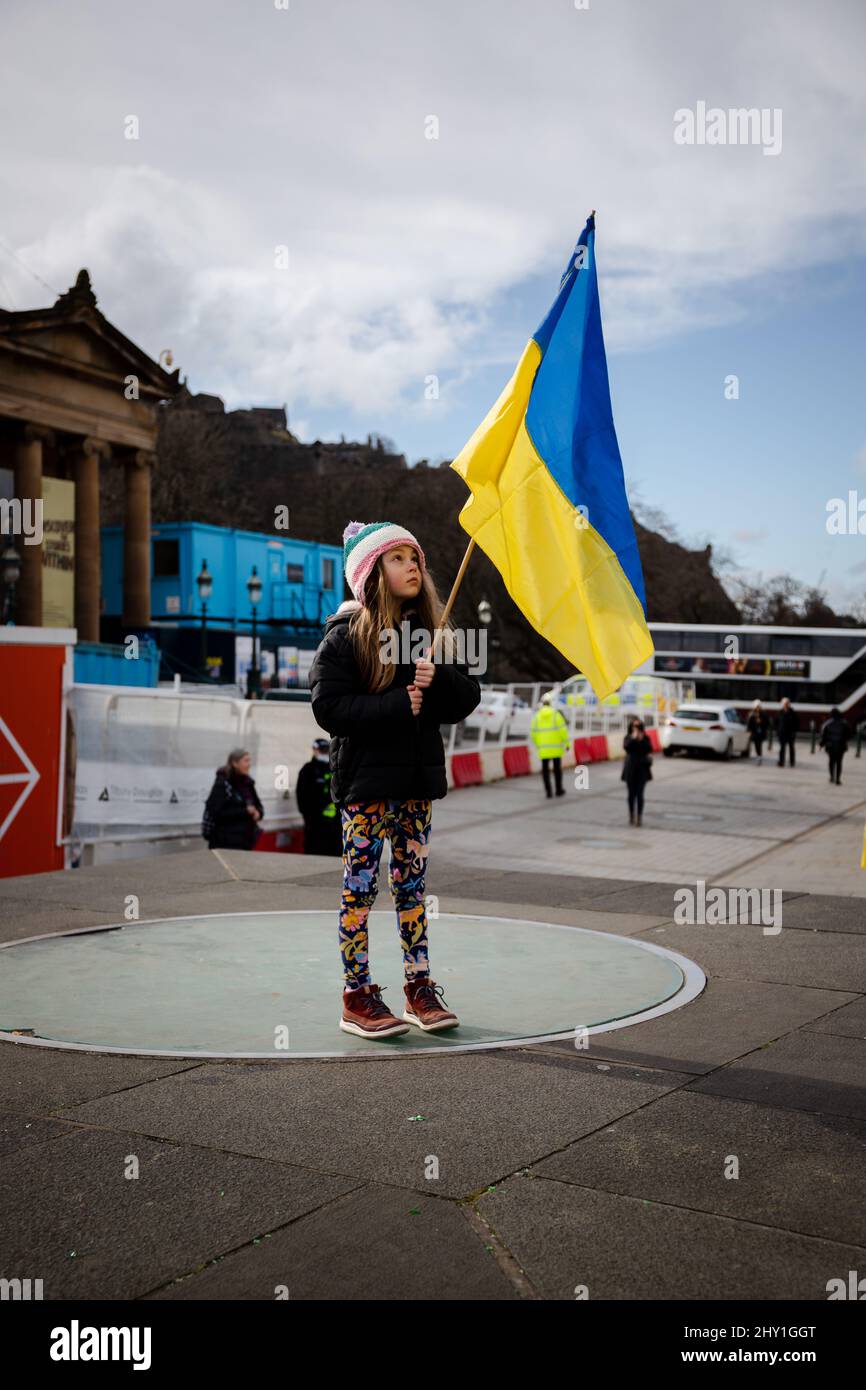 Stopp des Krieges Demonstranten versammeln sich auf dem Hügel in Edinburgh, um gegen die russische Invasion der Ukraine zu protestieren, an der auch mehrere MSP teilnahmen. Stockfoto