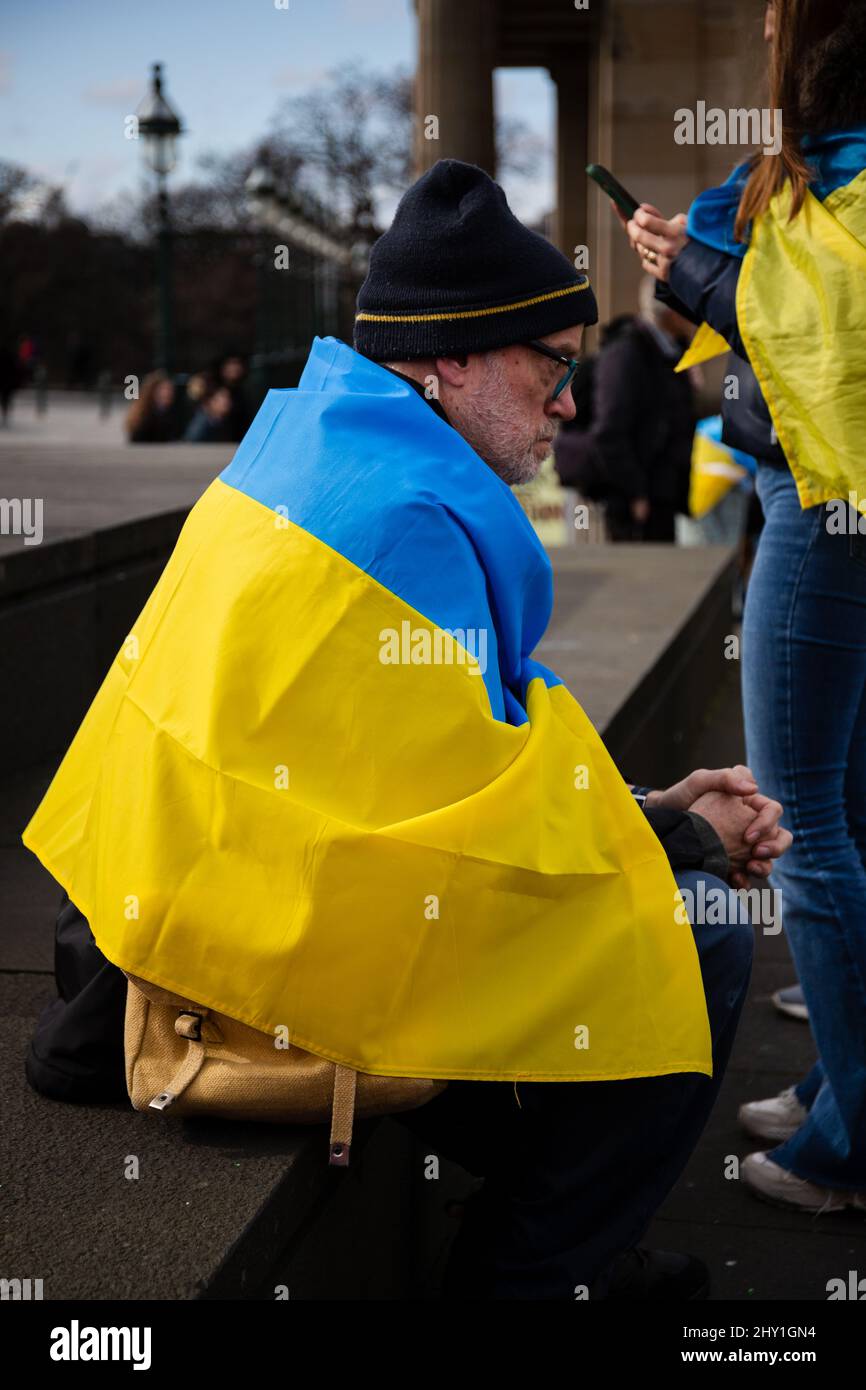 Stopp des Krieges Demonstranten versammeln sich auf dem Hügel in Edinburgh, um gegen die russische Invasion der Ukraine zu protestieren, an der auch mehrere MSP teilnahmen. Stockfoto
