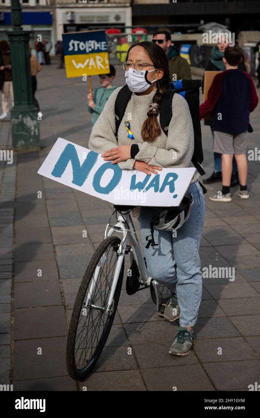 Stopp des Krieges Demonstranten versammeln sich auf dem Hügel in Edinburgh, um gegen die russische Invasion der Ukraine zu protestieren, an der auch mehrere MSP teilnahmen. Stockfoto