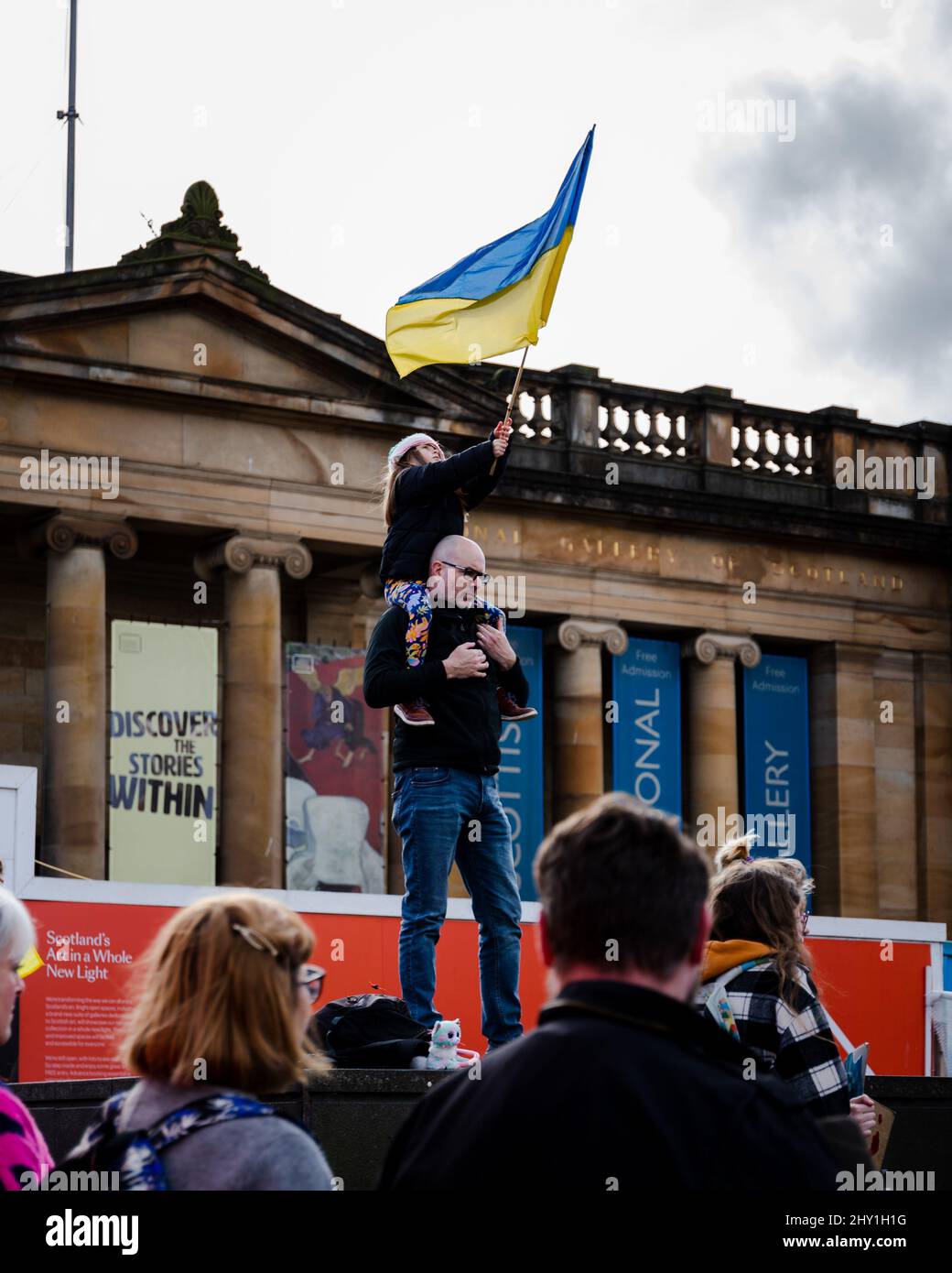 Stopp des Krieges Demonstranten versammeln sich auf dem Hügel in Edinburgh, um gegen die russische Invasion der Ukraine zu protestieren, an der auch mehrere MSP teilnahmen. Stockfoto