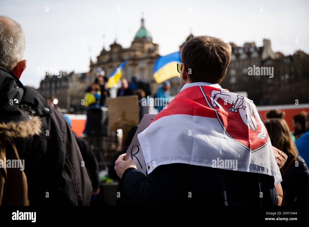 Stopp des Krieges Demonstranten versammeln sich auf dem Hügel in Edinburgh, um gegen die russische Invasion der Ukraine zu protestieren, an der auch mehrere MSP teilnahmen. Stockfoto