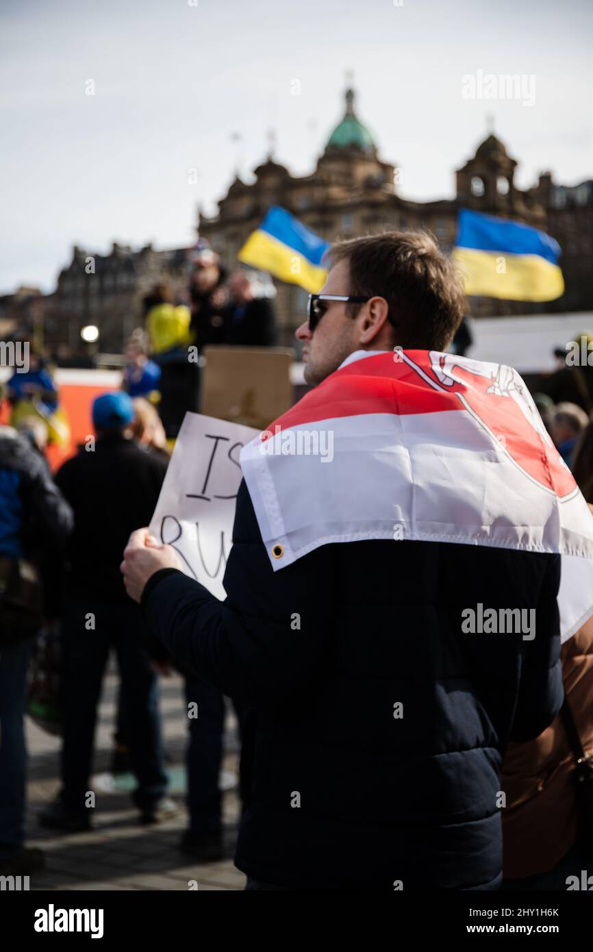 Stopp des Krieges Demonstranten versammeln sich auf dem Hügel in Edinburgh, um gegen die russische Invasion der Ukraine zu protestieren, an der auch mehrere MSP teilnahmen. Stockfoto