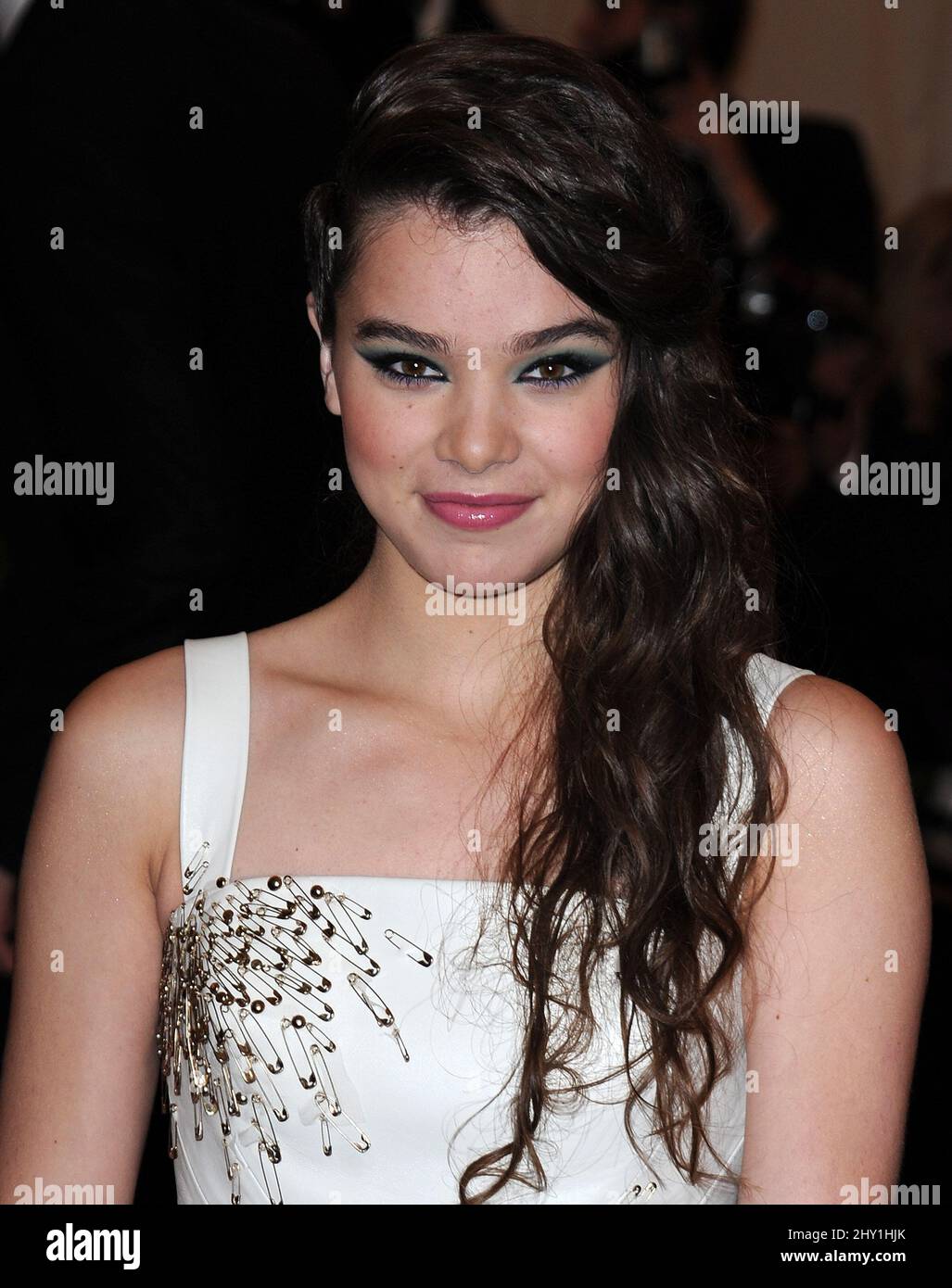 Hailee Steinfeld nahm an der Benefizgala des The 'Punk': Chaos to Couture' Costume Institute im Metropolitan Museum in New York Teil. Stockfoto