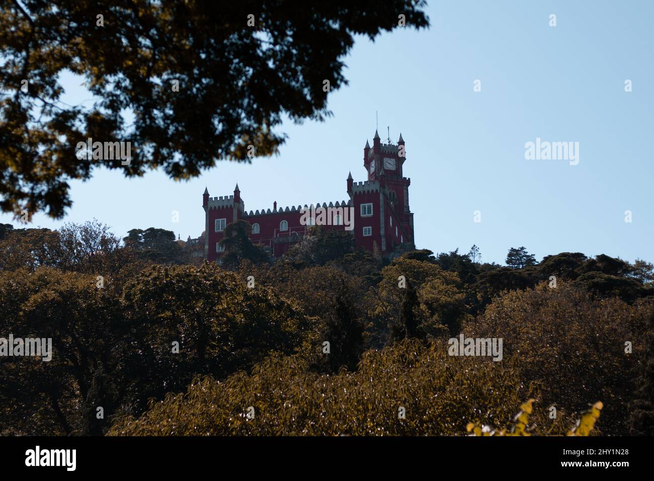 Low-Angle-Aufnahme des Pena National Palace gegen blauen Himmel an einem sonnigen Tag in Sintra, Lissabon, Portugal Stockfoto