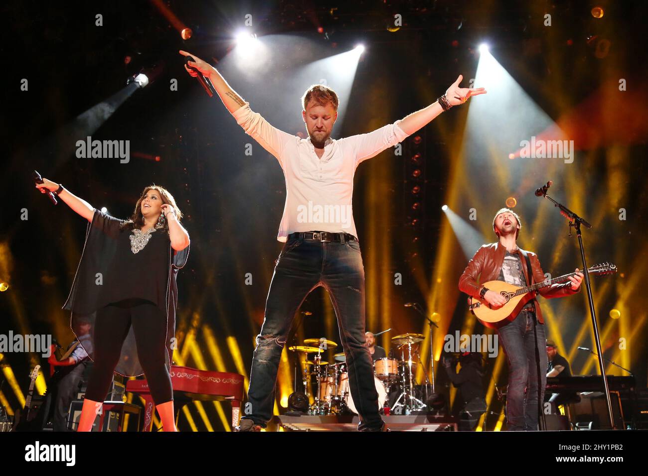 Dave Haywood, Hillary Scott, Charles Kelley von Lady Antebellum, die während der nächtlichen Konzerte des CMA Music Festival 2013 im LP Field in Nashville, USA, auftreten. Stockfoto