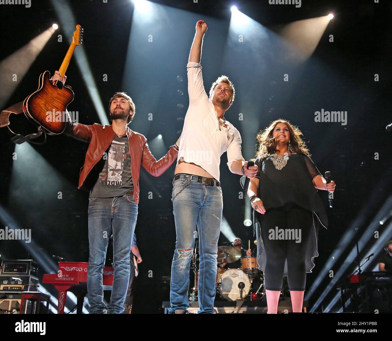 Dave Haywood, Hillary Scott, Charles Kelley von Lady Antebellum, die während der nächtlichen Konzerte des CMA Music Festival 2013 im LP Field in Nashville, USA, auftreten. Stockfoto